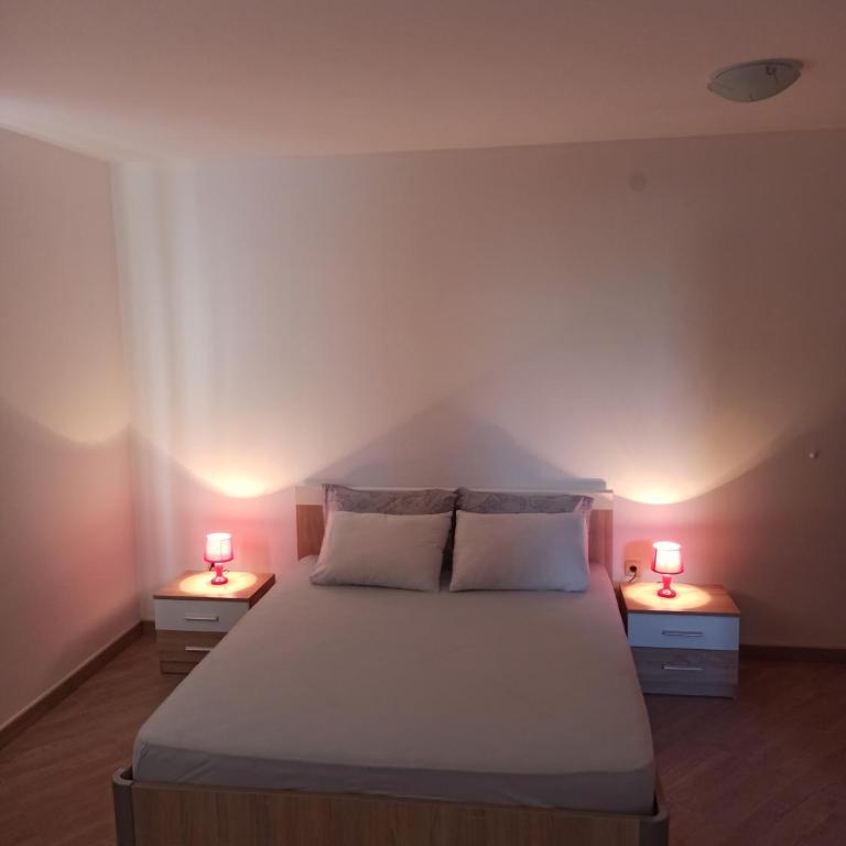 Lastva Holliday Rooms - King Room with Balcony - 4