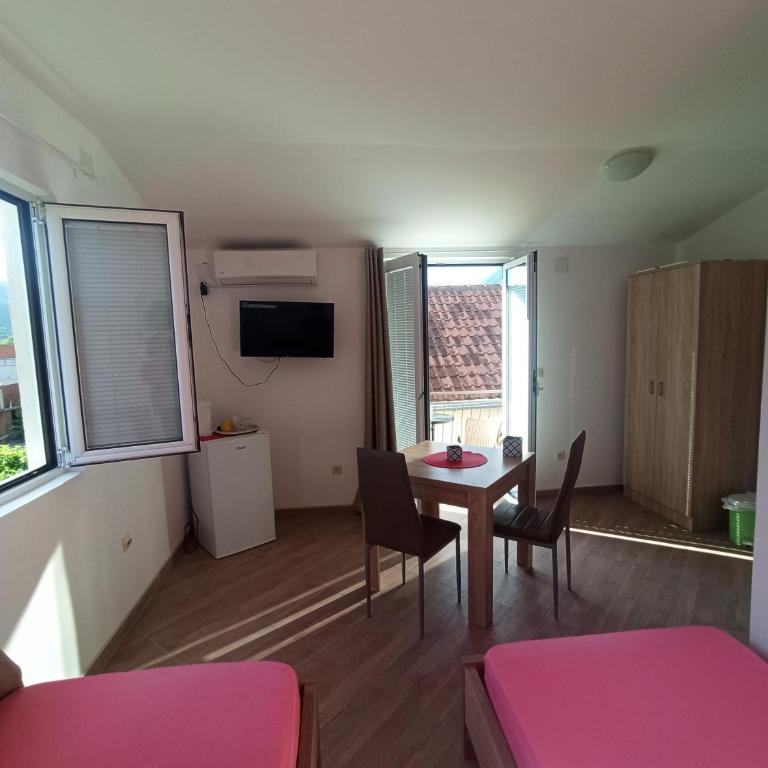 Lastva Holliday Rooms - Twin Room with Balcony - 3