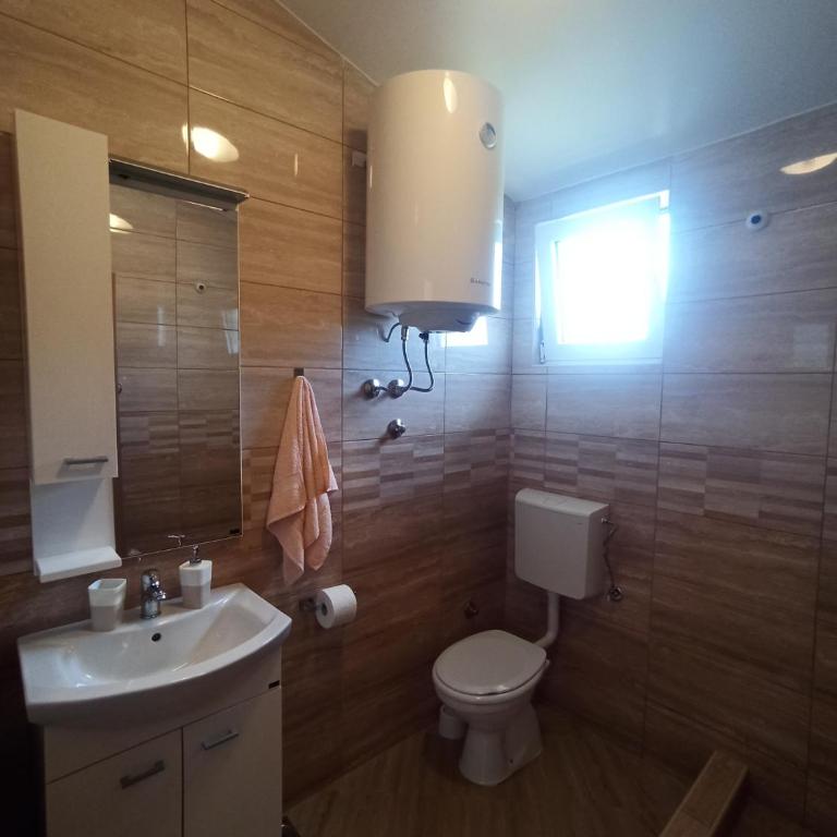 Lastva Holliday Rooms - King Room with Balcony - 6
