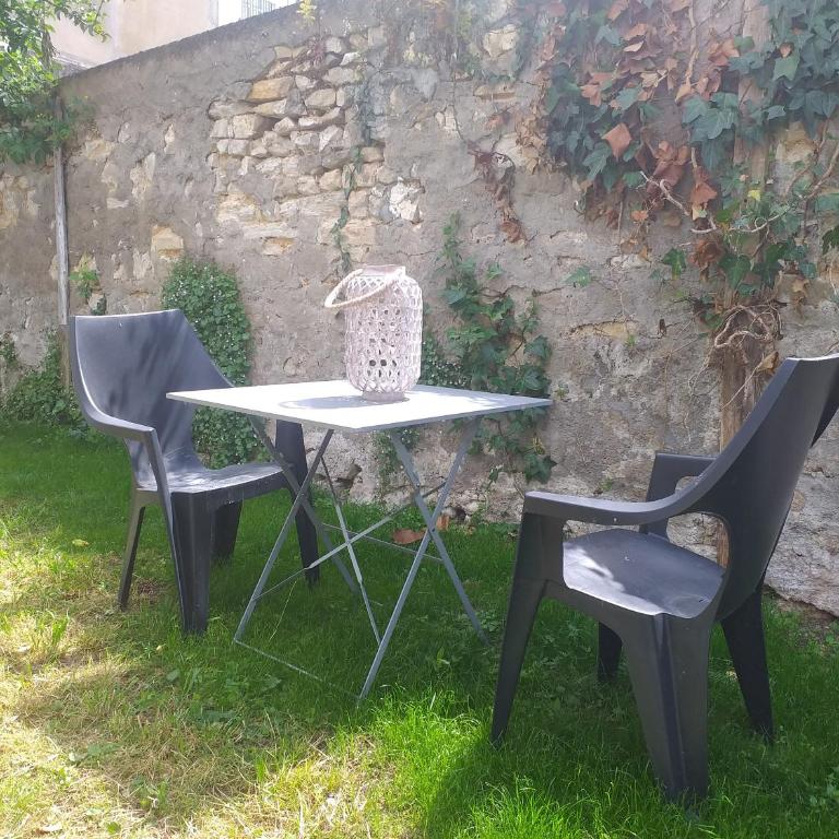 Les Volets Bleus - Au Calme avec petit Jardin et Patio - 3 appartements - Appartement - Vue sur Jardin - 14