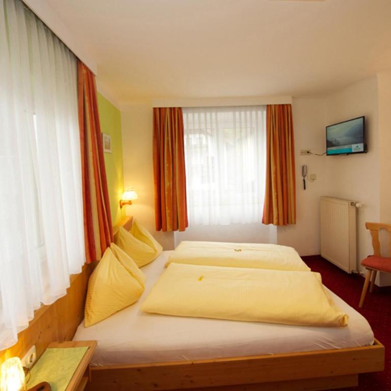 Pension Alpenrose - Doppelzimmer mit Dusche und WC ohne Balkon - 3