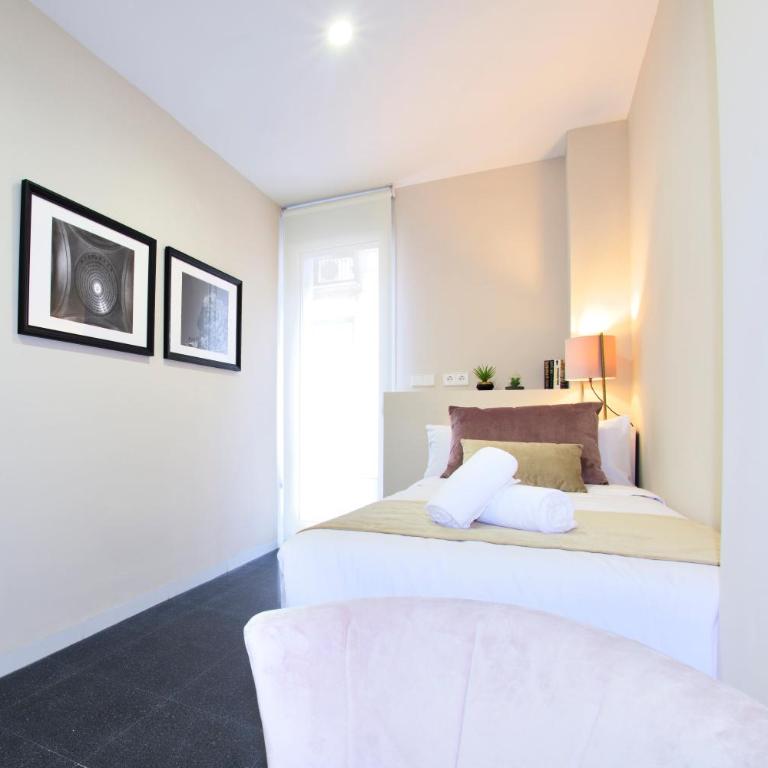 Holihome Rambla 24 - Two-Bedroom Apartment with Balcony - 11