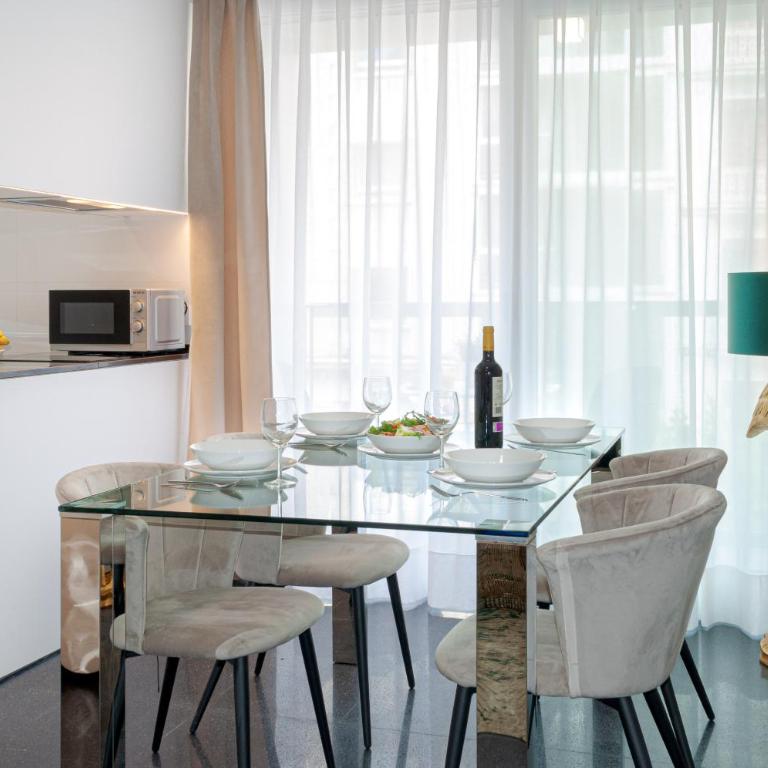 Holihome Rambla 24 - Two-Bedroom Apartment with Balcony - 1