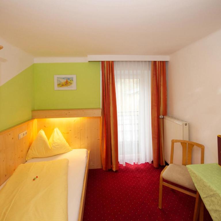 Pension Alpenrose - Einzelzimmer mit Dusche, WC und Balkon - 2