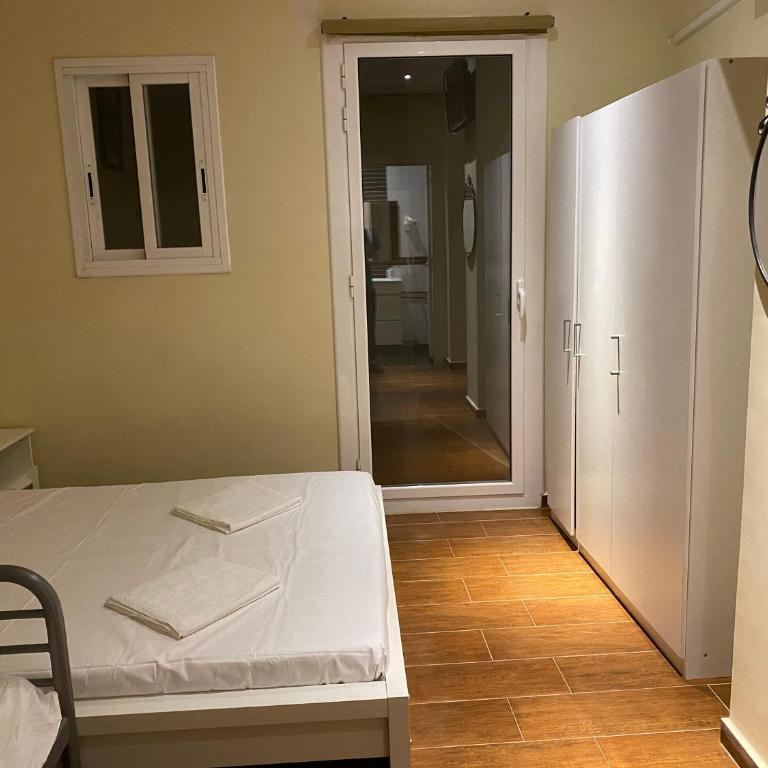 Hostal Granvia 628 - Triple Room with Private Bathroom - 7