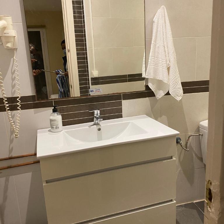 Hostal Granvia 628 - Triple Room with Private Bathroom - 8