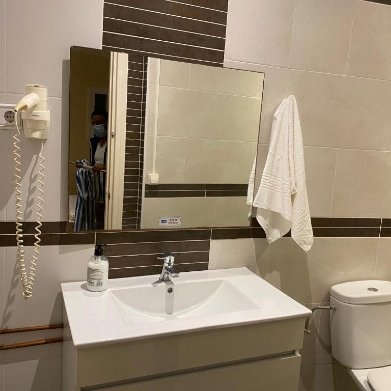 Hostal Granvia 628 - Triple Room with Private Bathroom - 9