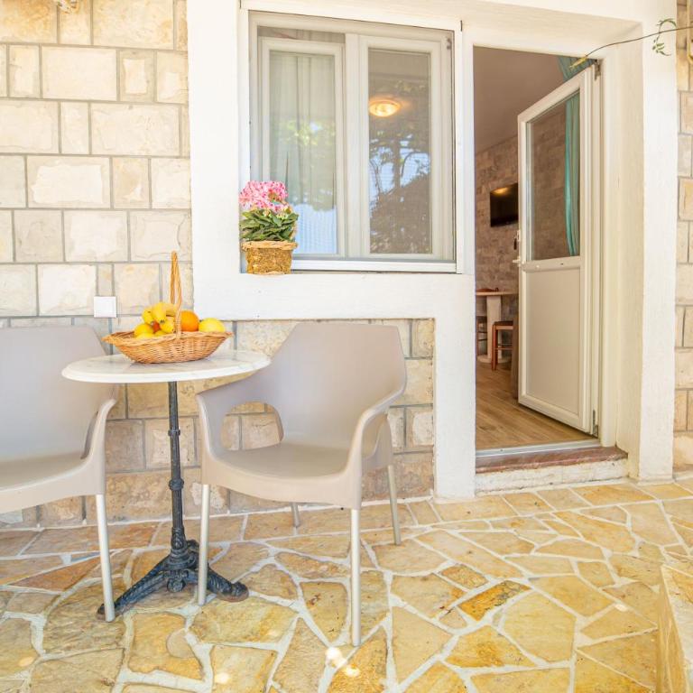 Guest House S-Lux - Studio with Garden View - 4