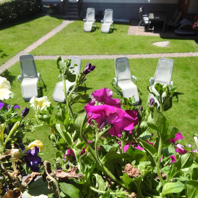 Pension Alpenrose - Dreibettzimmer mit Dusche, WC und Balkon - 2