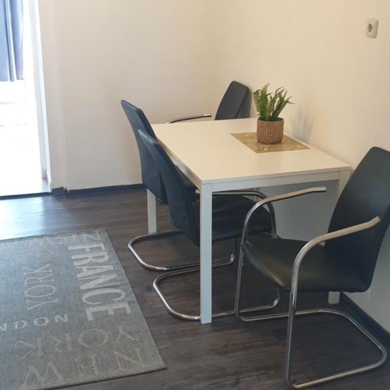 Betterhome Apartments am Stadion I Free Parking I Self Check-in - Familiensuite mit Balkon - 1