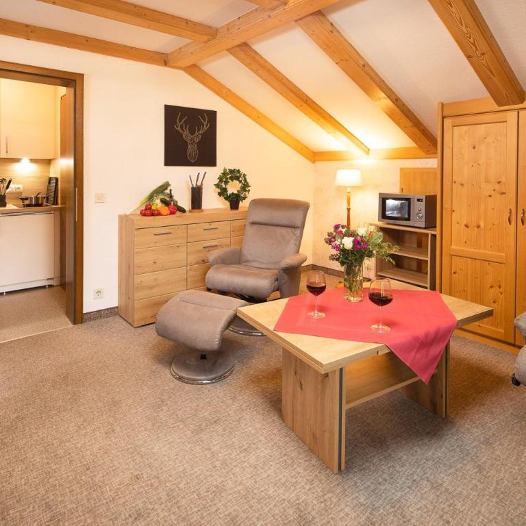 "Haus Alpenblick" - Annehmlichkeiten von 4-Sterne Familien-und Wellnesshotel Viktoria können mitbenutzt werden - Apartment mit Balkon - 3