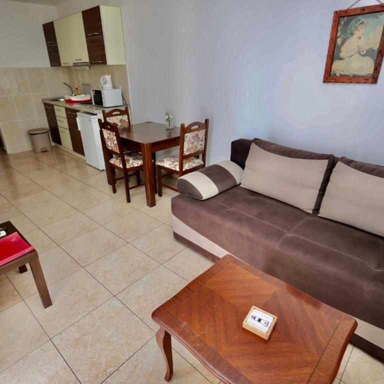 Guest House Maslina - One-Bedroom Apartment with Balcony - 12