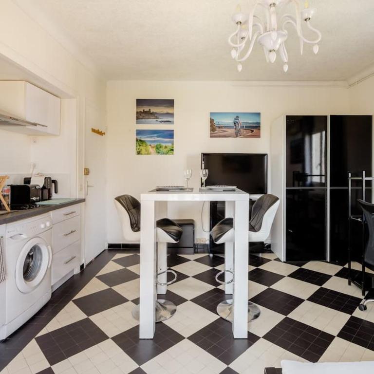 Studio Antibes - 5min des plages - Parking gratuit - Climatisation - Studio - Vue sur Mer - 1
