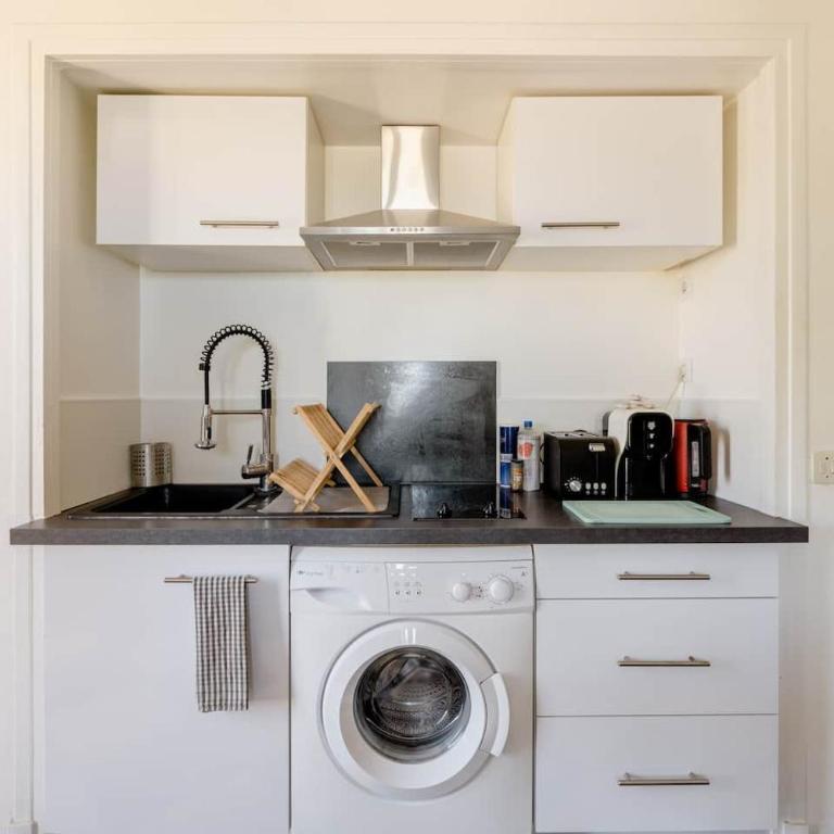 Studio Antibes - 5min des plages - Parking gratuit - Climatisation - Studio - Vue sur Mer - 7