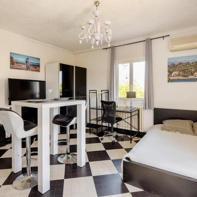 Studio Antibes - 5min des plages - Parking gratuit - Climatisation - Studio - Vue sur Mer - 9