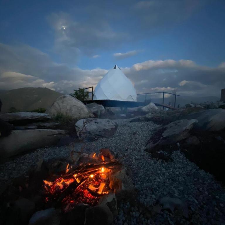 Jardín Satori Glamping - Habitación con cama grande y vistas al jardín - 12