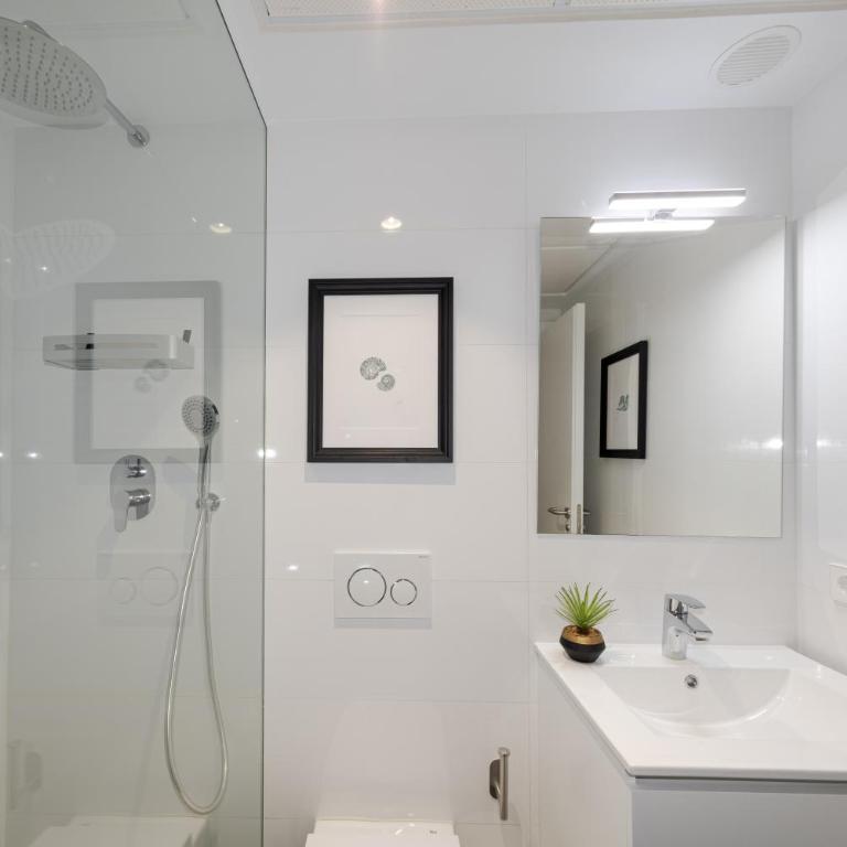 Holihome Rambla 24 - Two-Bedroom Apartment with Balcony - 16