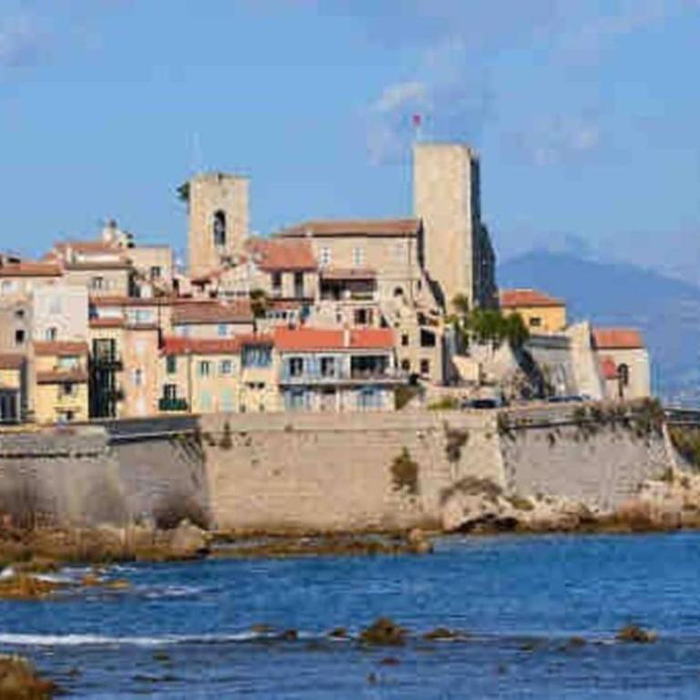 Studio meublé proche plages et vieille ville - Apartment - 8