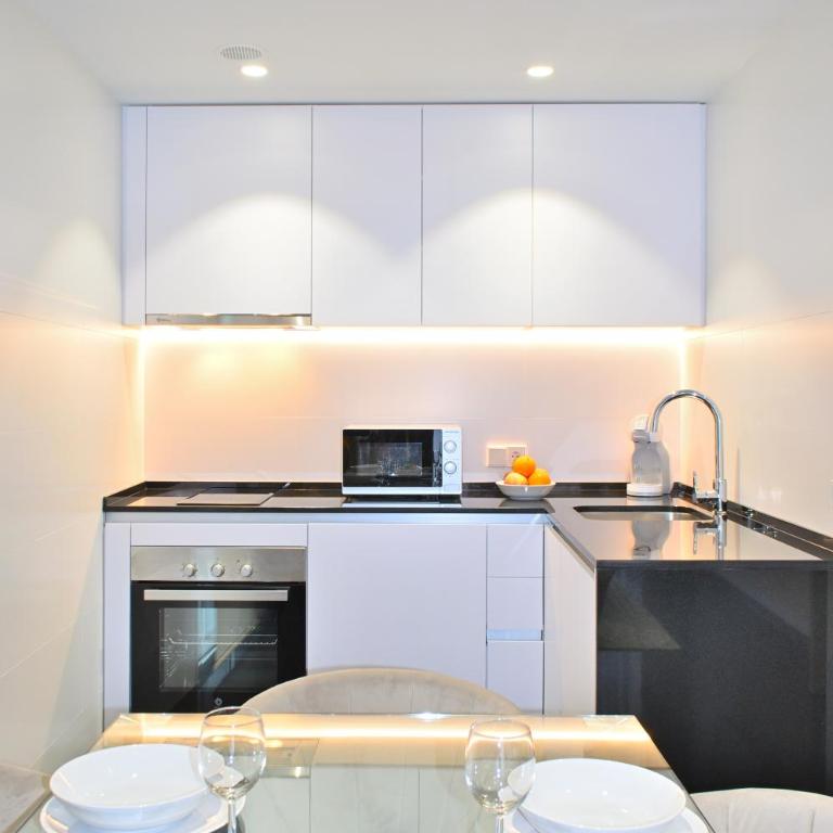 Holihome Rambla 24 - Two-Bedroom Apartment with Balcony - 22