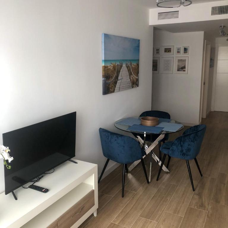 Exceptional 2 Bed Apartment a 2 Min Walk to Beach & close to Los Boliches Train - Apartamento de 2 dormitorios - 2