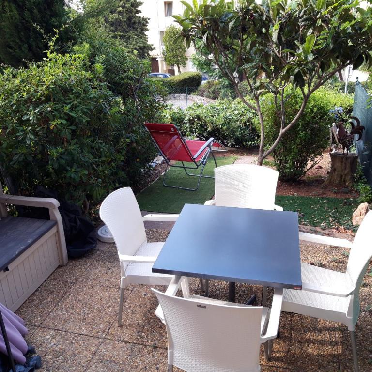 T2, jardin, véranda chambre, climatisation, parking privatif, proche à pied centre, plage, gare, pour 3 adultes ou 2 adultes avec 2 enfants - Apartamento de 1 dormitorio - 1