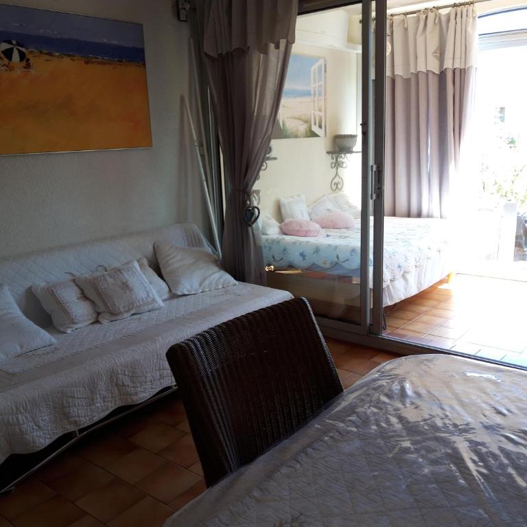 T2, jardin, véranda chambre, climatisation, parking privatif, proche à pied centre, plage, gare, pour 3 adultes ou 2 adultes avec 2 enfants - Apartamento de 1 dormitorio - 6