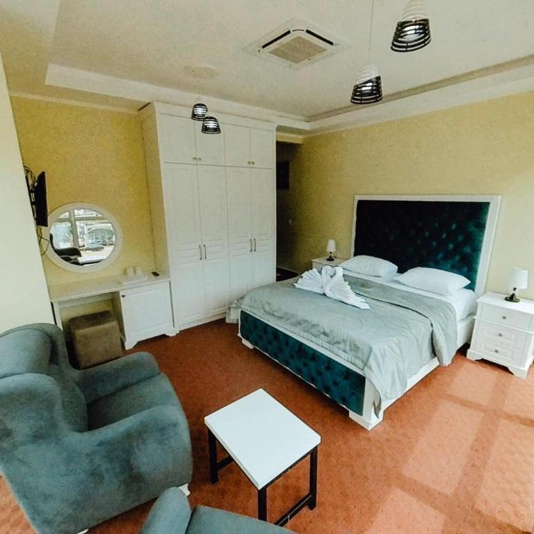 Diamond Hotel & Restaurant - Deluxe Double Room - 8