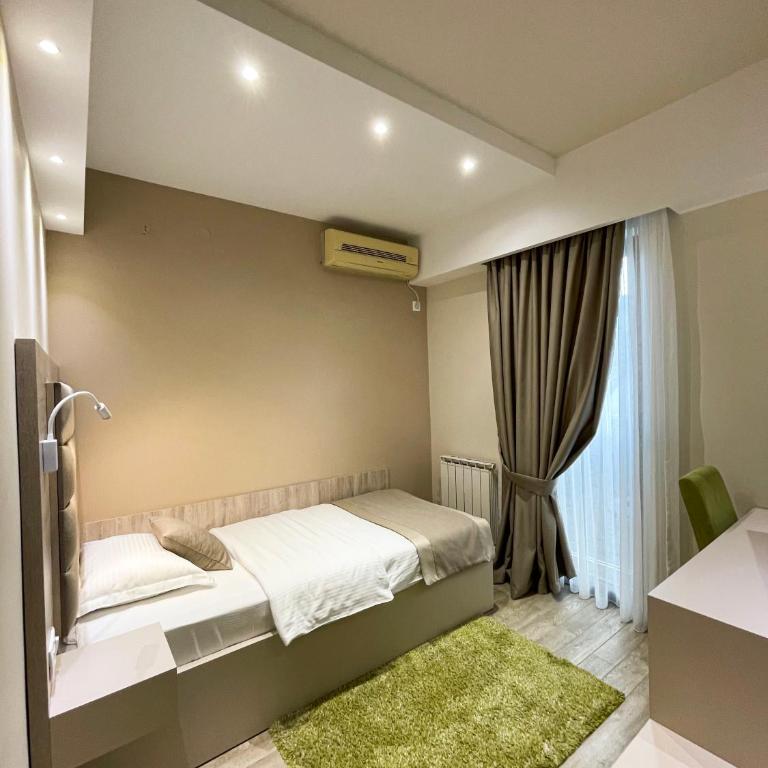 Hotel Holiday - Single Room - 1