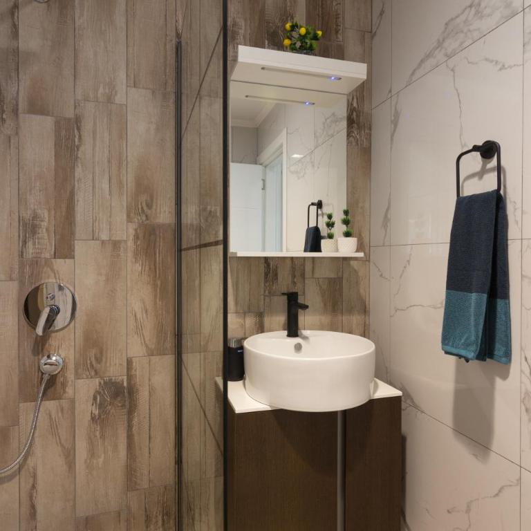 Deluxe Feliciano Apartments - Deluks Dvokrevetna Soba sa Bračnim Krevetom i Balkonom - 8