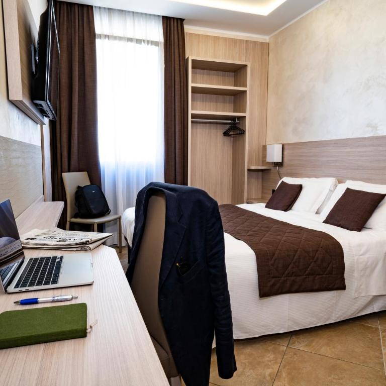 Hotel Plaza - Superior Double or Twin Room - 4