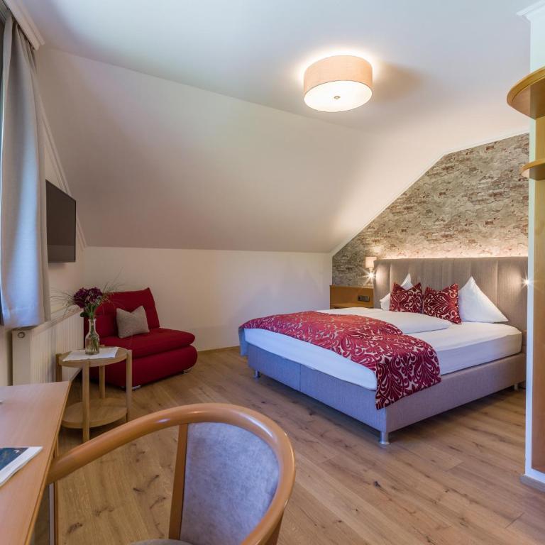 Hotel Christina - Ihr kleinstes 4* Hotel am Achensee - Deluxe Doppelzimmer mit Balkon und Seeblick - 3