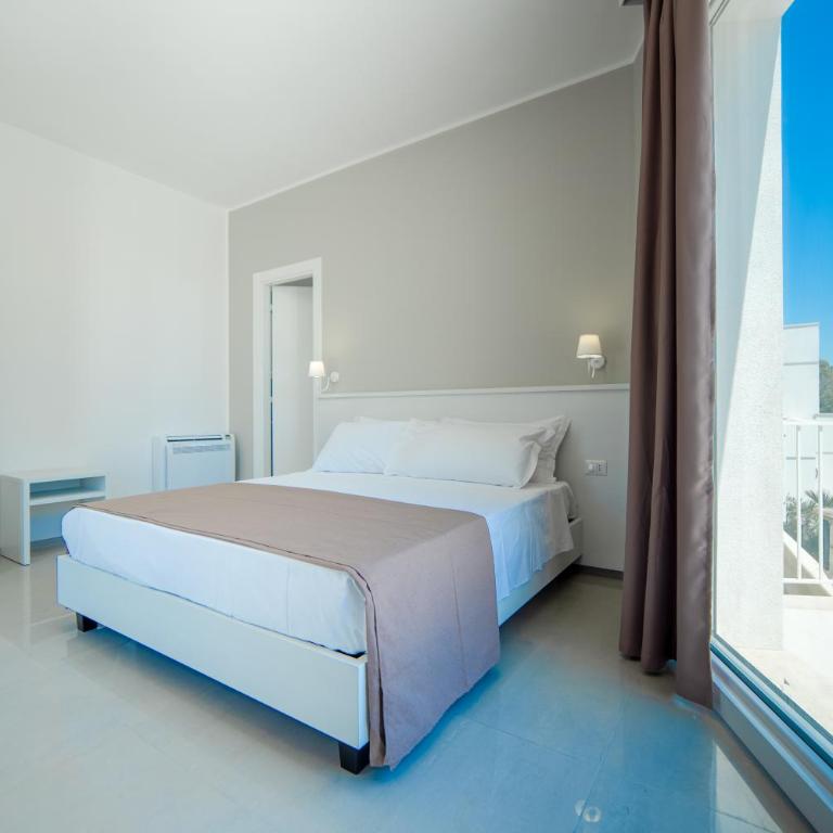 Smart Hotel Ugento - Camera Matrimoniale Deluxe con Balcone e Vista Mare - 3