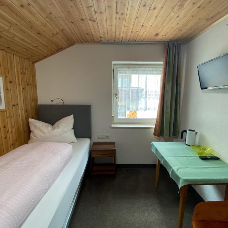 Haus Talblick - Einzelzimmer mit Gemeinschaftsdusche und -WC - 1