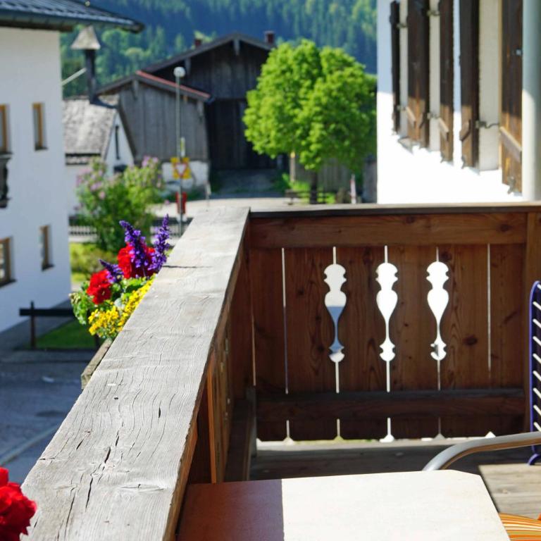 Haus Zauner - Dreibettzimmer mit Bergblick - 10