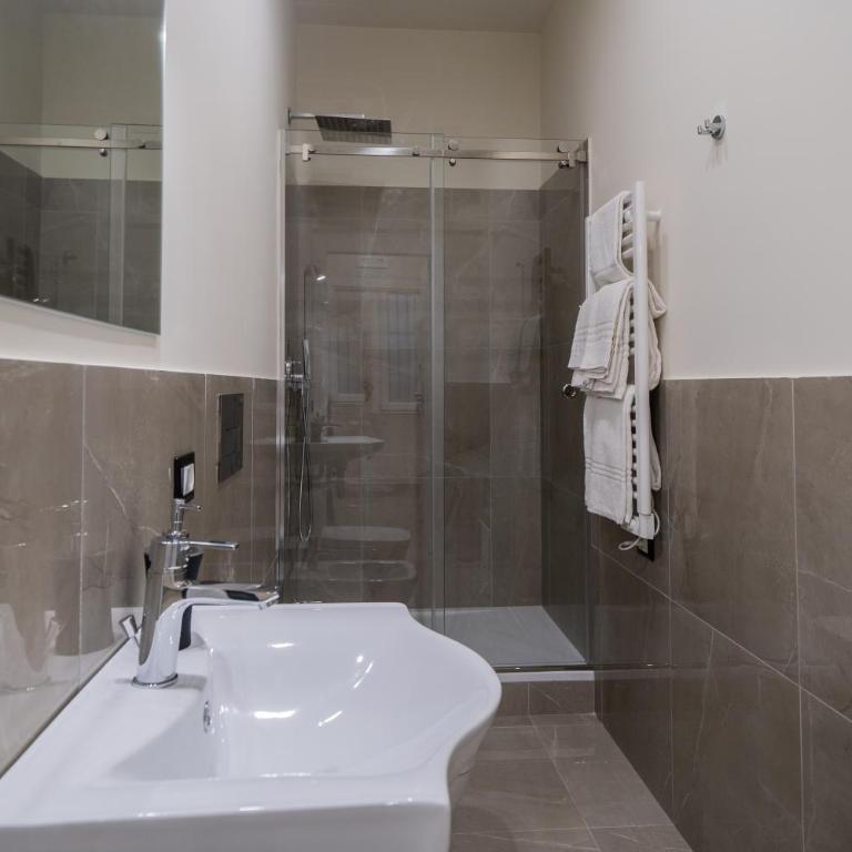 Amaris - Double Room with Private Bathroom - 18
