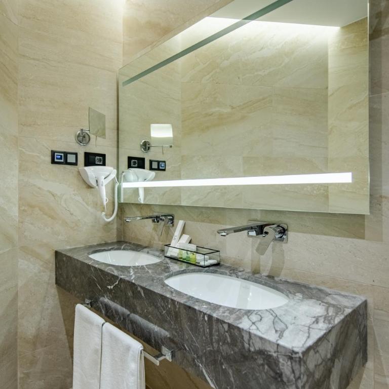 Hotel Ženeva Lux - One-Bedroom Suite with Balcony - 9