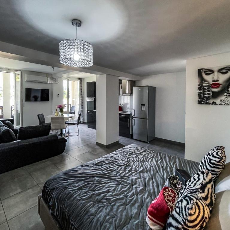 Hôtel Eden Cassis - centre-ville- piscine chauffée, jacuzzi et sauna - parking privé - Suite Deluxe avec Baignoire Spa - 2