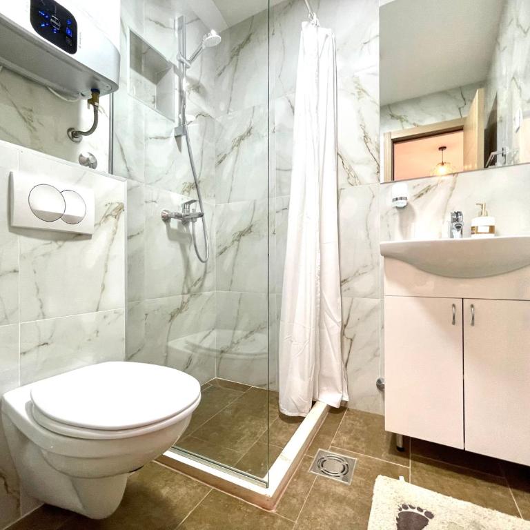 Parapid Apartments Budva - Dvokrevetna Soba sa Bračnim Krevetom/Zasebnim Krevetima i Terasom - 5
