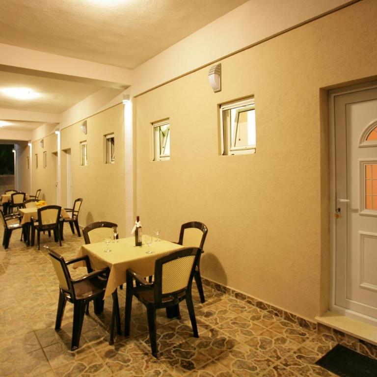Apartments Obala - Katić - Studio with Patio - 4