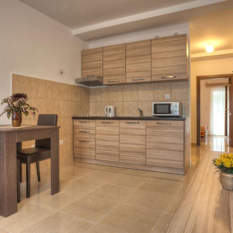 Guest House Maslina - Family Two-Bedroom Suite - 13