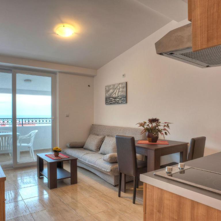 Guest House Maslina - One-Bedroom Apartment with Balcony and Sea View - 3