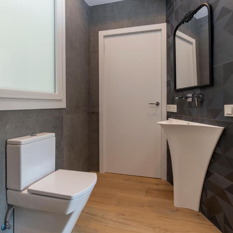 BIG 4 ROOMS in a Centric Home Parking Included - Casa de 4 dormitorios - 36
