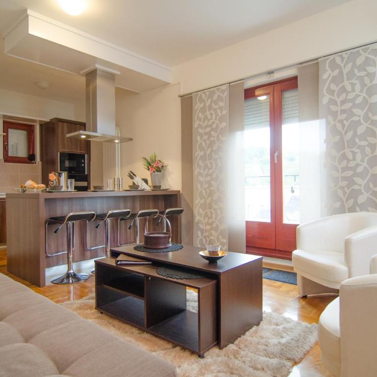 Apartments Biser - Deluks Apartman sa 2 Spavaće Sobe, Terasom i Hidromasažnom Kadom - 13