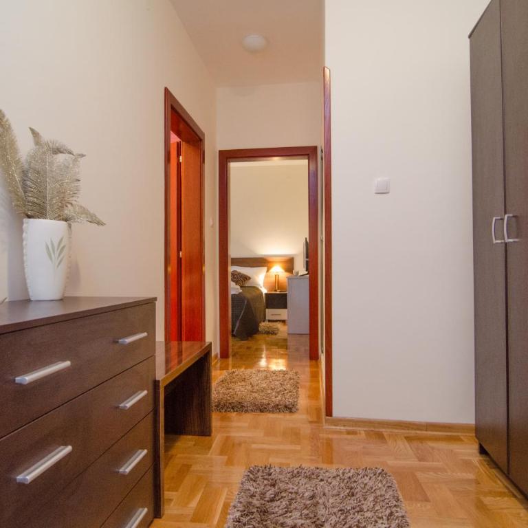 Apartments Biser - Deluks Apartman sa 2 Spavaće Sobe, Terasom i Hidromasažnom Kadom - 19