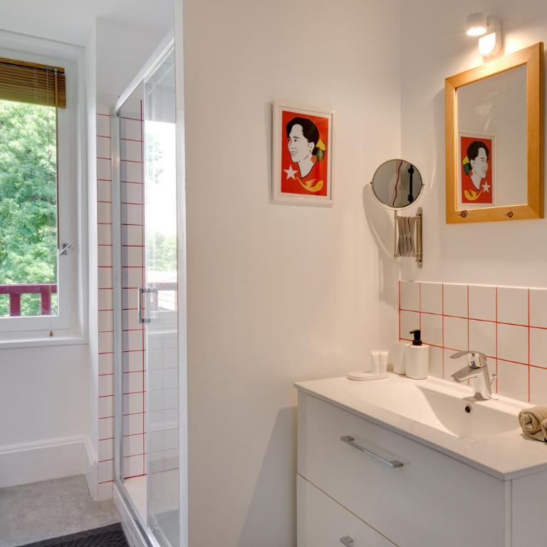 Chambres de charme avec piscine - Le Monde de Charlie - Proche Vichy - Chambre Double Deluxe avec Balcon - 2