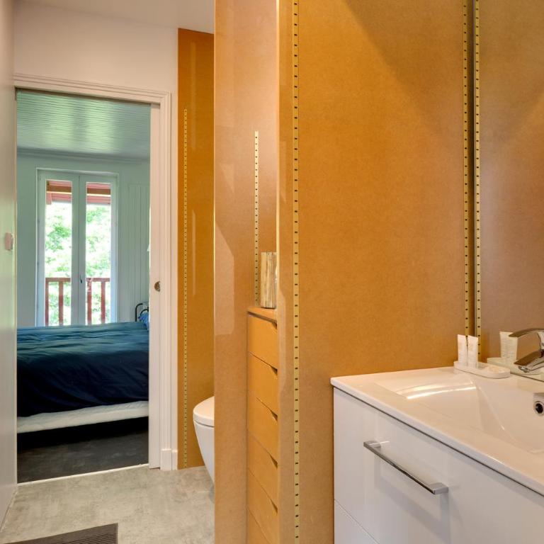 Chambres de charme avec piscine - Le Monde de Charlie - Proche Vichy - Suite Familiale avec Balcon - 4