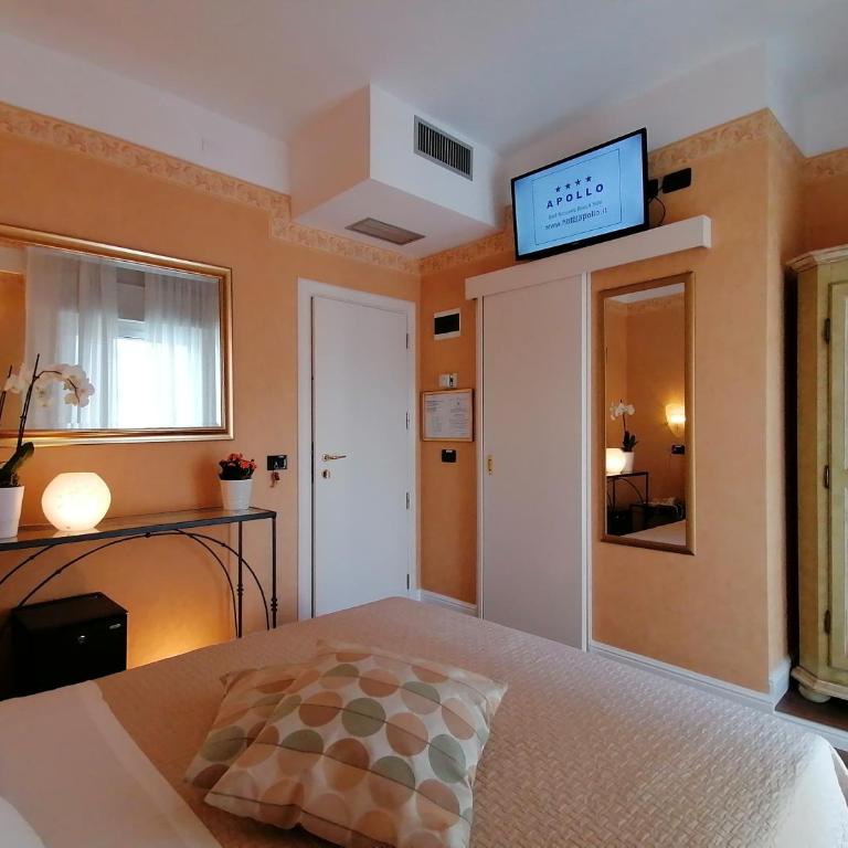 Hotel Apollo - Small Double or Twin Room with Balcony - 1