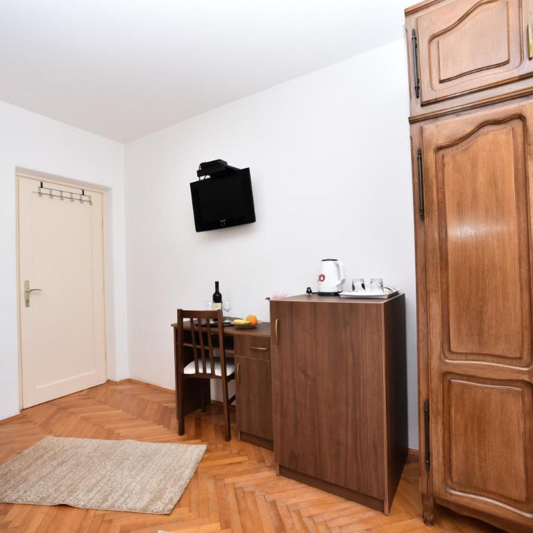 Apartmani Soljaga - Double Room with Balcony - 9