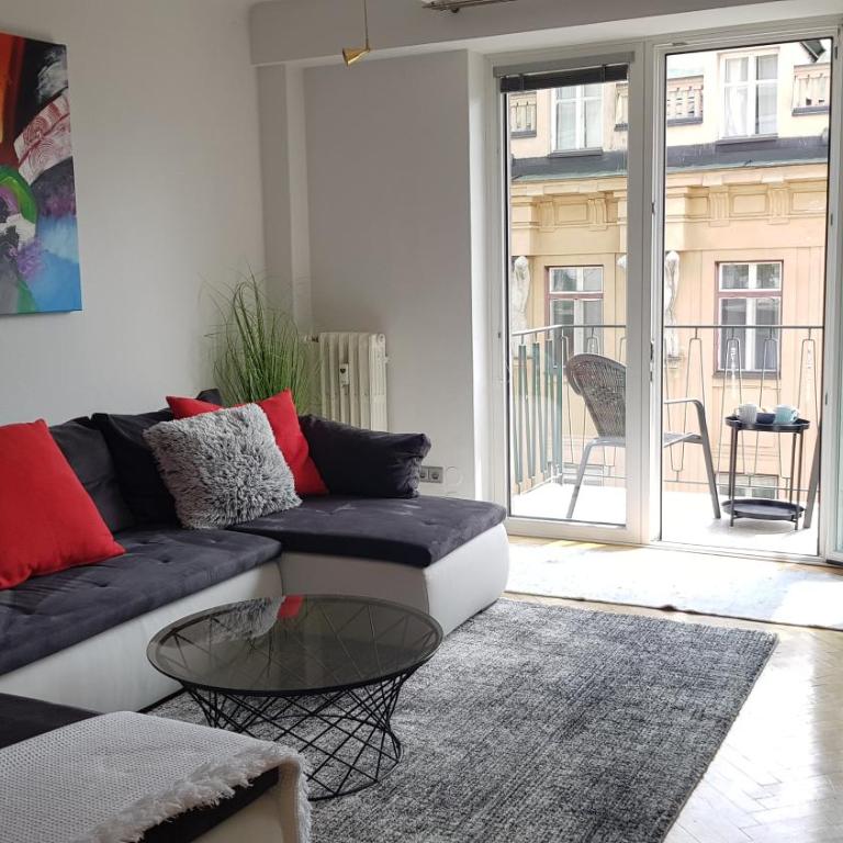 Charmante Zentrumswohnung mit Balkon und 80 zoll TV - Apartment mit 1 Schlafzimmer - 24