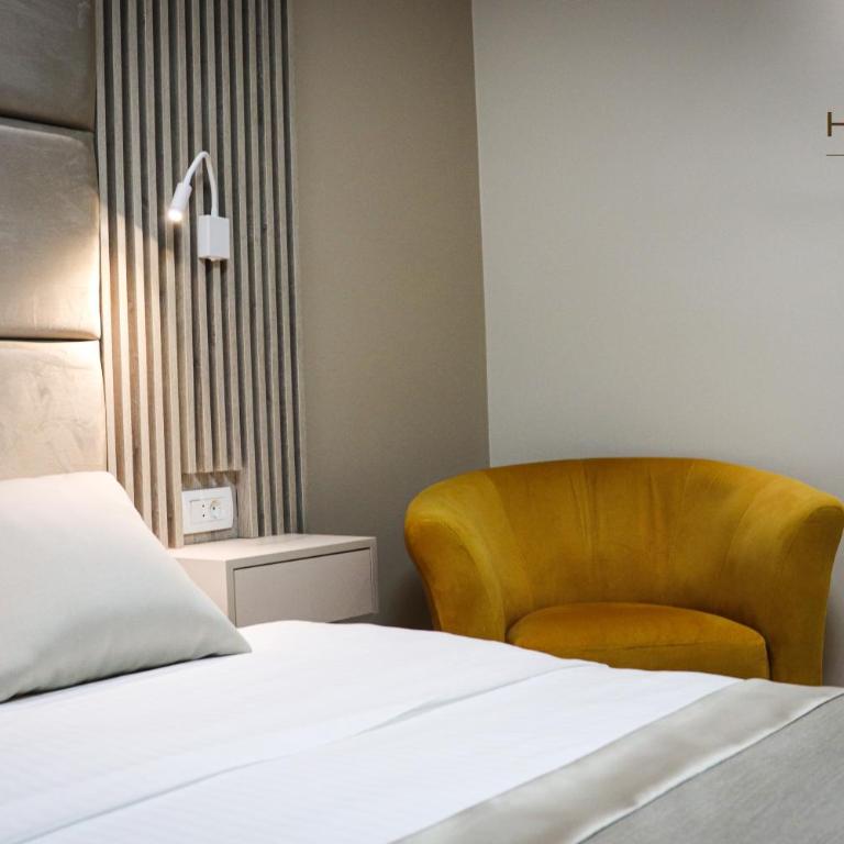 Hotel Holiday - Double Room with Balcony - 4